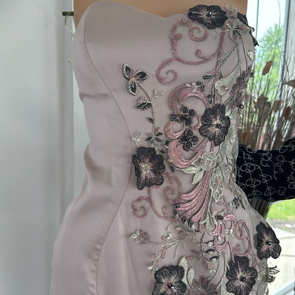 a cut dress with embroidery on the  chest - Picture 4 of 4